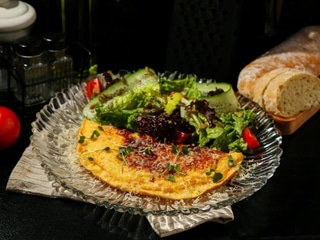 🪫Омлет з пармезаном та фреш салатом 