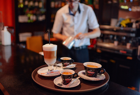 M M F F белдігі бар