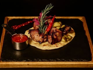 Шашлик зі свинини на піті з соусом Паприкаш