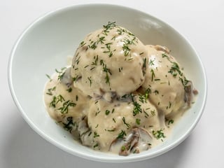 Галушки з м'ясом під грибним соусом