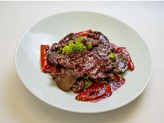 Теплий салат з телятиною під соусом з журавлини