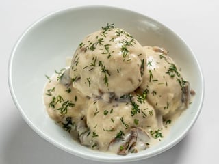 Галушки з печінкою під грибним соусом