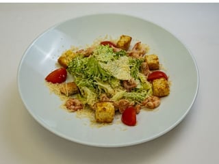 Цезар з креветками та лососем