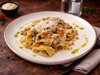 Spaghetti s bazalkovým pestem, sýr burrata