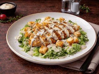 Caesar salát, grilované kuřecí prso, máslové krutony, Parmigiano Reggiano 18 měsíců, Caesar dresink