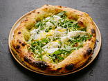 Піца formaggio зі страчетелою та pesto