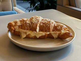 Мигдалевий з заварним кремом