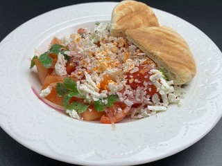 Салат з томатів та бринзи