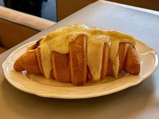 Круасан з бананом, шоколадом та заварним кремом