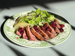 Салат з качиною грудкою