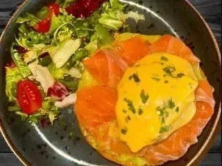 Tost z guacamole i jajkiem po Benedyktyńsku z łososiem