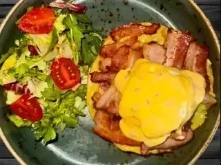 Tost z guacamole i jajkiem po Benedyktyńsku z boczkiem