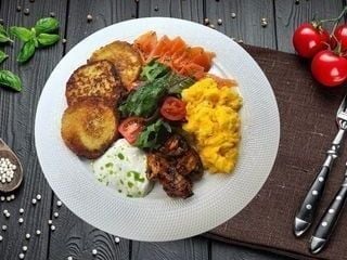 Jajecznica z plackami ziemniaczanymi i śmietaną