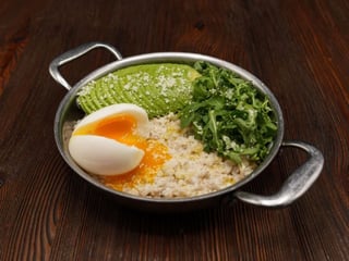 Вівсянка з авокадо та яйцем