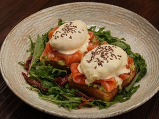 Яйця пашот з лососем