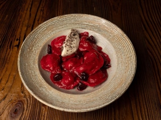 Пісні вареники з вишнею та кокосовим соусом