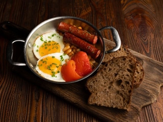 Оката яєчня  з ковбасками