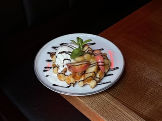 ВАФЛІ З ФРУКТАМИ ФЛАМБЕ ТА МОРОЗИВОМ 