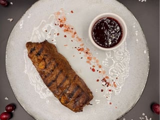 Телячий стейк з журавлиним соусом