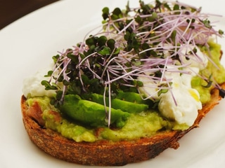 AWOKADO TOST