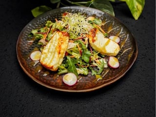 Salát s grilovaným Halloumi