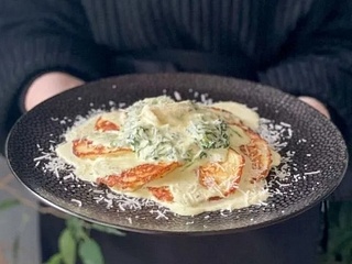 Placki ziemniaczane ze szpinakiem, grzybkami shimeji i parmezanem