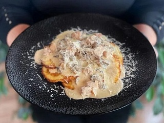 Placki ziemniaczane z kurczakiem sous vide, pieczarkami i parmezanem