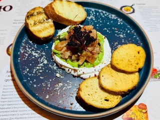 Від Шефа ! Акційна Ціна ! Тар-Тар з лосося на подушці з крем сиру та гукамоле !