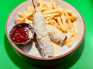 Crispy ( хрусткий ) Corn Dog під сириним соусом !