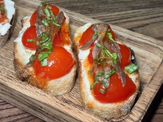 Tapas з анчоусами та томатами чері кімчі