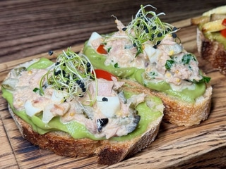 Tapas з тунцем та авокадо