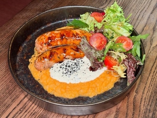 КОВБАСКИ З БАТАТОМ ПЮРЕ ТА СОУСОМ ДОР БЛЮ