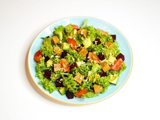 Салат з запеченим буряком та тофу