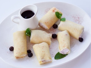 Млинці з крем-чізом та смородиновим соусом