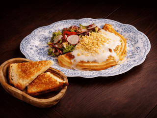 Омлет зі страчателою та свіжим салатом