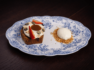 Банановий кекс з ганашем та ванільним морозивом