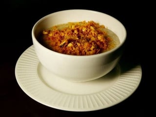 Вівсяна каша з цукатами та крустілантом на молоці