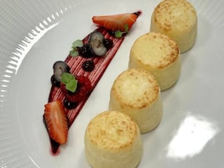 Сирники зі сметаною та соусом кюлі