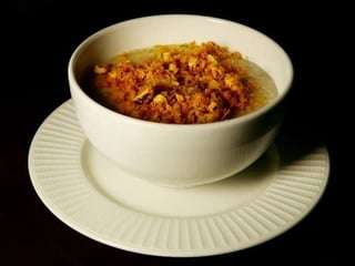 Лляна каша з цукатами та крустілантом на кокосовому молоці