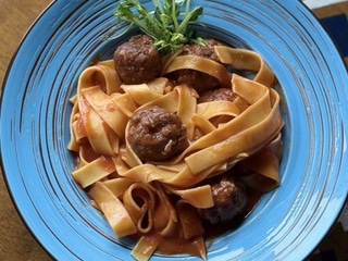 Тальятеллі з мітболами та сиром