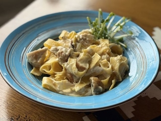 Тальятеллі вершкова з грибами та куркою