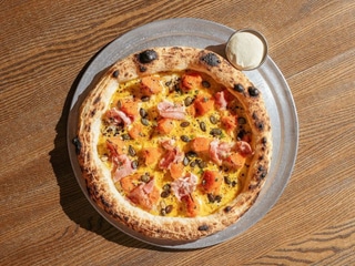 Pizza z dynią, szynką i gorgonzolą