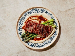Stek Striploin ze szparagami