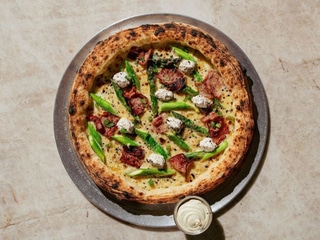 Pizza ze szparagami, boczkiem i kremowym serkiem truflowym
