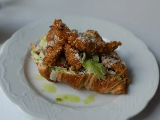 CROISSANT Z CHRUPIĄCYM KURCZAKIEM