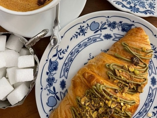 CROISSANT Z KREMEM PISTACJOWYM