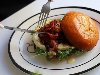 French Burger z camembertem i bekonem