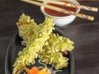 Smažené tygří krevety v zelených rýžových vločkách