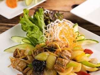 Úhoř na woku s pikantní se zeleninou