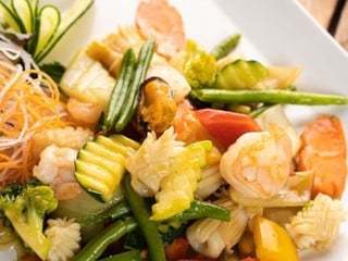 Mořské plody na woku se zeleninou